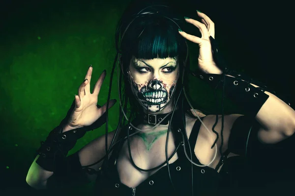 Assustador esqueleto cibernético mulher estúdio tiro — Fotografia de Stock
