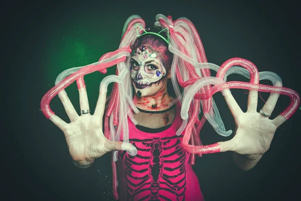 Mujer de Halloween con maquillaje de cráneo de azúcar — Foto de Stock