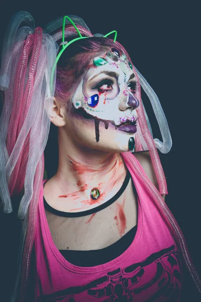 Gruselige Halloween-Frau mit Zuckerschädel-Make-up — Stockfoto