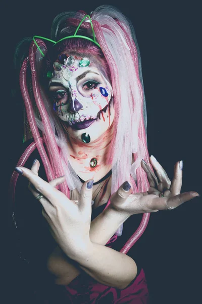 Gruselige Halloween-Frau mit Zuckerschädel-Make-up-Studio — Stockfoto