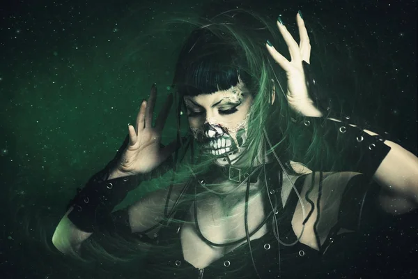 Assustador cyber esqueleto mulher estúdio — Fotografia de Stock