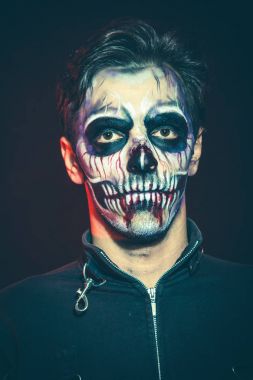 ceket studio çekimde korkunç halloween iskelet adam