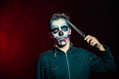 korkunç halloween iskelet adam ceketli tutun büyük bıçak studio sho