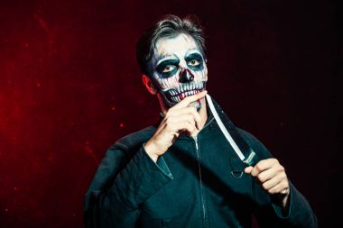 korkunç halloween iskelet adam ceketli tutun büyük bıçak studio sho