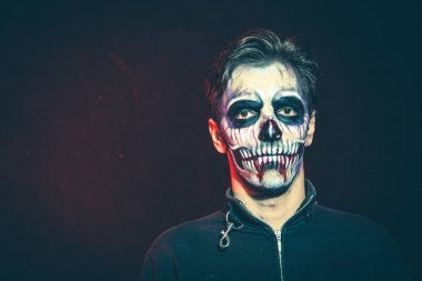 ceket studio çekimde korkunç halloween iskelet adam 