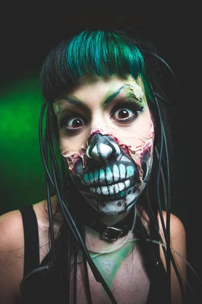 Asustadizo ciber esqueleto mujer cara estudio — Foto de Stock