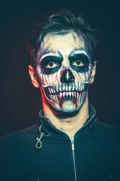 ceket studio çekimde korkunç halloween iskelet adam