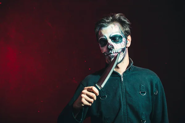 Asustadizo halloween esqueleto hombre en chaqueta mantenga gran cuchillo estudio sho —  Fotos de Stock