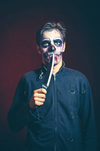 Asustadizo halloween esqueleto hombre en chaqueta mantenga gran cuchillo estudio — Foto de Stock