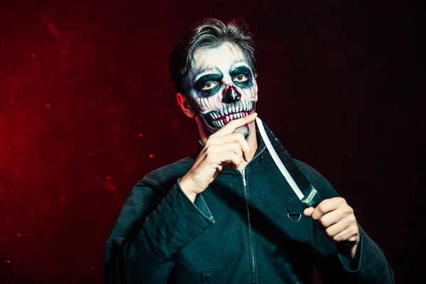 Asustadizo halloween esqueleto hombre en chaqueta mantenga gran cuchillo estudio sho — Foto de Stock