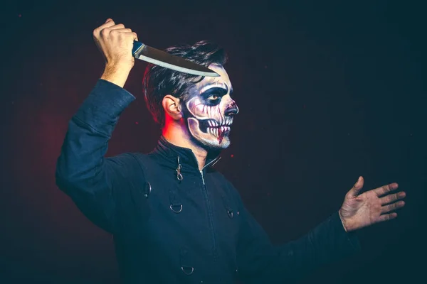 Asustadizo halloween esqueleto hombre en chaqueta con gran cuchillo estudio sho — Foto de Stock