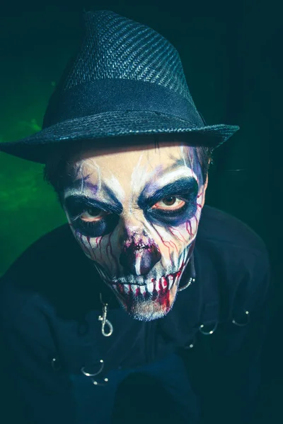 Effrayant halloween squelette homme en veste et chapeau studio tourné — Photo