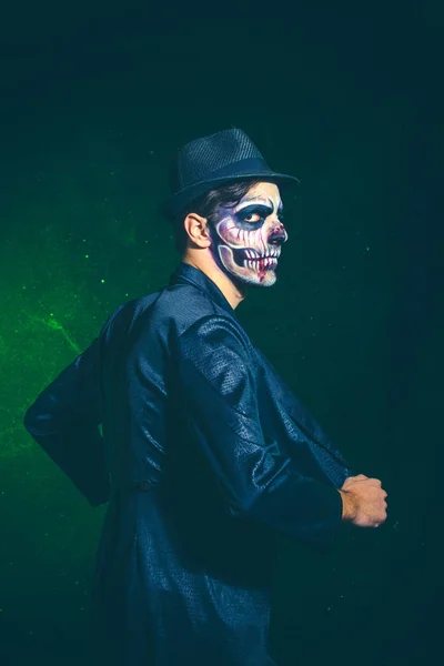 Enge halloween skeleton man in de jas en hoed studio — Stockfoto