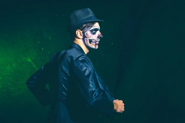Assustador halloween esqueleto homem no casaco e chapéu estúdio — Fotografia de Stock