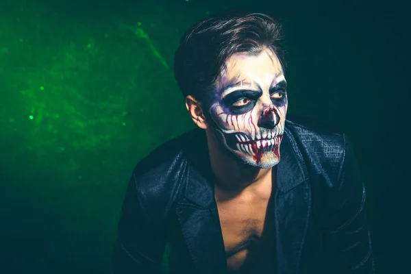 Enge halloween skeleton man in de jas studio — Stockfoto