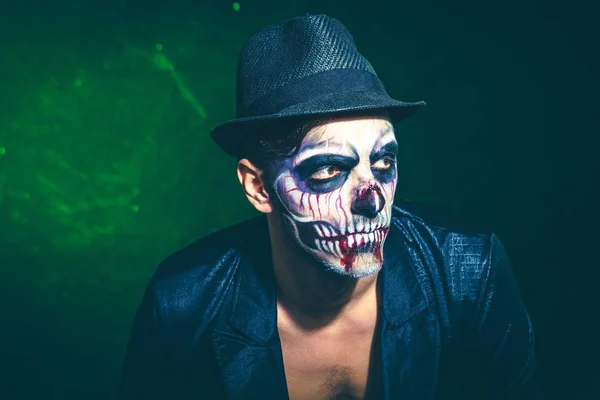 Asustadizo halloween esqueleto hombre en chaqueta y sombrero estudio disparo — Foto de Stock