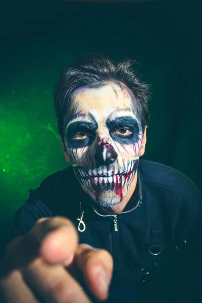 Asustadizo halloween esqueleto hombre punto con dedo estudio disparo — Foto de Stock