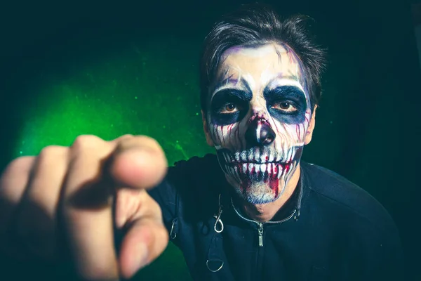 Asustadizo halloween esqueleto hombre punto con el dedo en la cámara — Foto de Stock