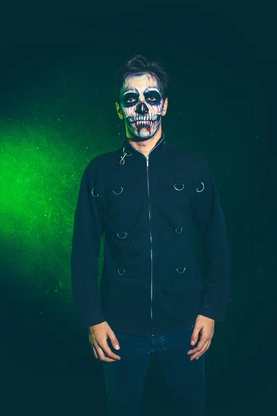 Spaventoso halloween scheletro uomo in giacca stud — Foto Stock