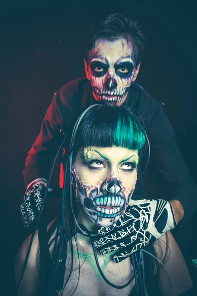 Halloween miedo esqueleto cibernético mujer y hombre estudio — Foto de Stock