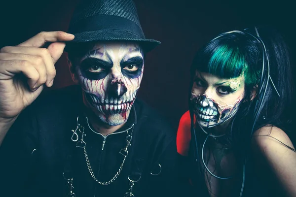 Halloween gruselig Cyber-Skelett Frau und Mann mit Hut Studio — Stockfoto