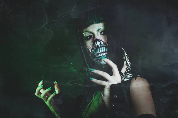 Τρομακτικό δολοφόνος undead γυναίκα με το δάχτυλο νύχι studio — Φωτογραφία Αρχείου