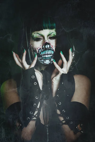 Τρομακτικό δολοφόνος undead γυναίκα με το δάχτυλο νύχι studio — Φωτογραφία Αρχείου