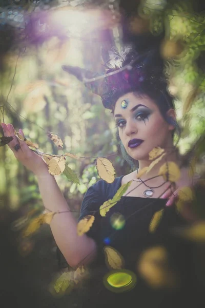 Фантастична фея з рогами в лісі серед дерев і гілок — стокове фото