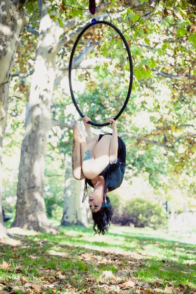 Žena letecké hoop dance v lese — Stock fotografie