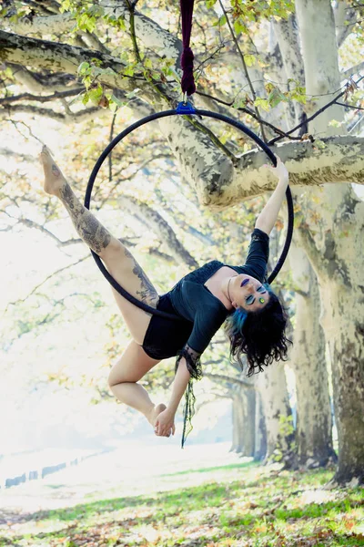 Žena letecké hoop dance v lese — Stock fotografie
