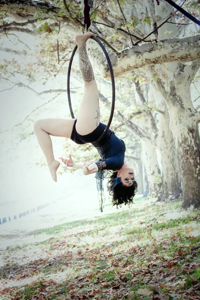 Žena letecké hoop dance v lese — Stock fotografie