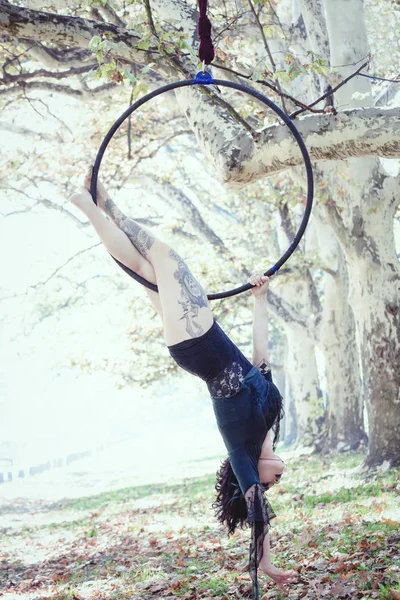 Žena letecké hoop dance v lese — Stock fotografie