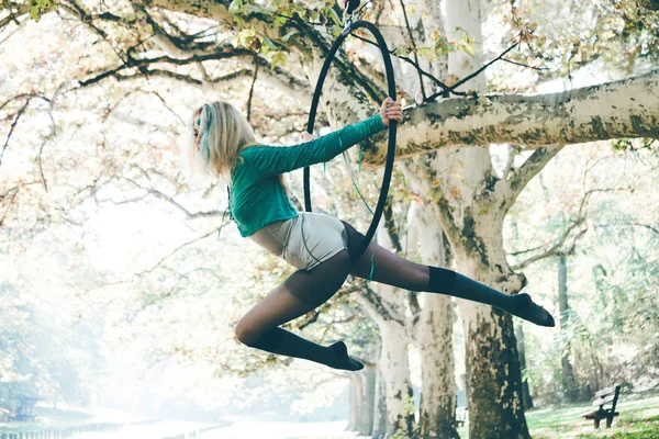 Femme danse aérienne cerceau dans la forêt — Photo