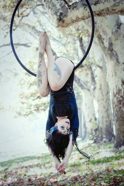 Donna danza aerea cerchio nella foresta — Foto Stock