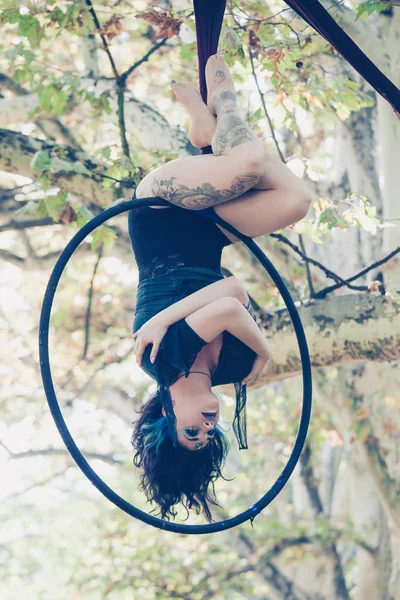 Žena letecké hoop dance v lese — Stock fotografie