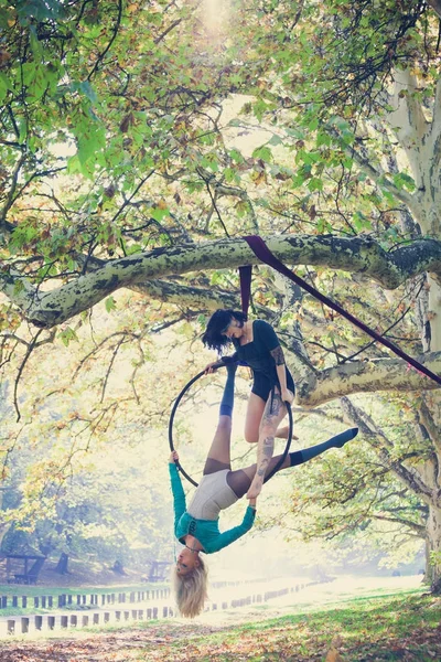 Zwei junge Frauen tanzen im Wald — Stockfoto