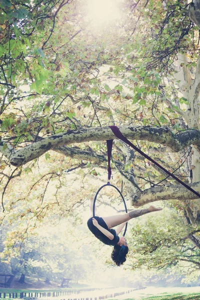 Žena letecké hoop dance v lese — Stock fotografie