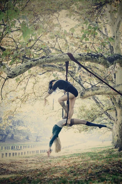 Mladé ženy letecké hoop dance v lese — Stock fotografie