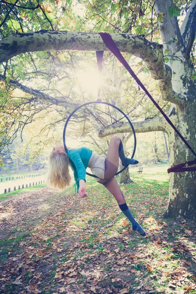 Žena letecké hoop dance v lese — Stock fotografie