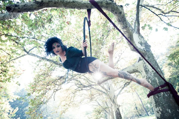 Mujer aro aéreo danza en el bosque — Foto de Stock