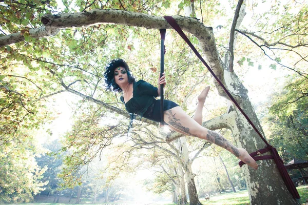 Femme danse aérienne cerceau dans la forêt — Photo