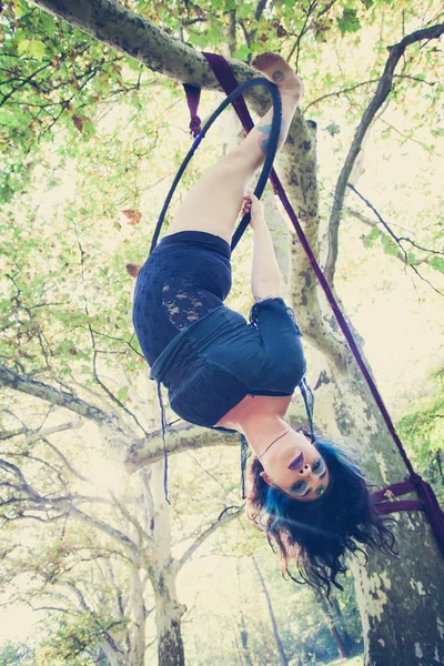 Femme danse aérienne cerceau dans la forêt — Photo