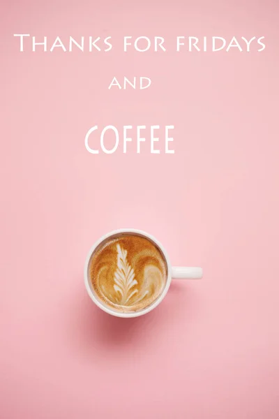 Xícara de café no fundo pastel com citações — Fotografia de Stock