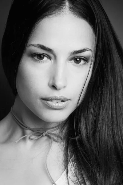 Retrato de belleza de mujer joven en blanco y negro — Foto de Stock