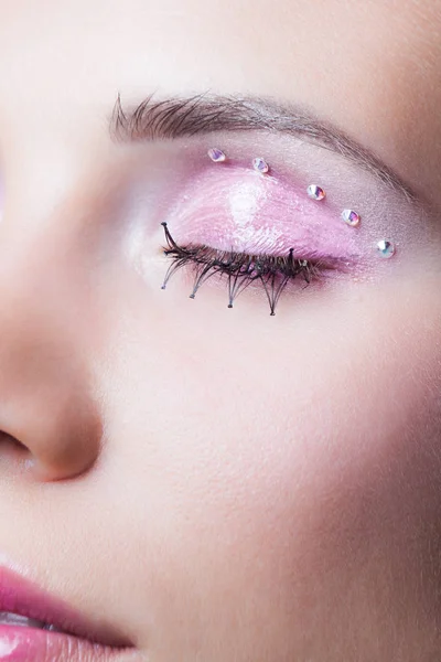 여자 얼굴 핑크 메이크업 속눈썹과 크리스탈의 근접 촬영 — 스톡 사진