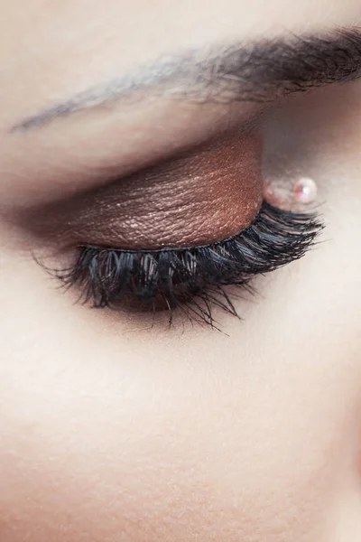 Zbliżenie woman oko z brązowy cień do powiek — Zdjęcie stockowe