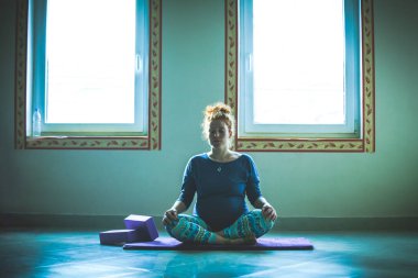 kırmızı kafa hamile genç kadın yoga sınıf kapalı