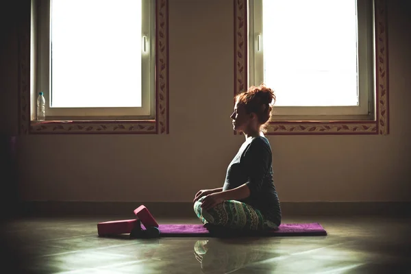 Rött huvud gravid ung kvinna på yogaklass inomhus — Stockfoto