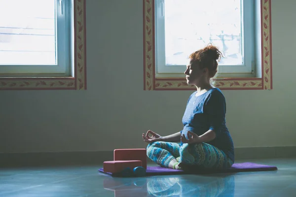 Rött huvud gravid ung kvinna på yogaklass inomhus — Stockfoto