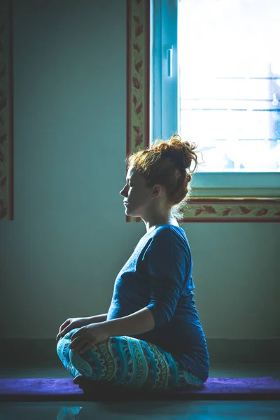 Rött huvud gravid ung kvinna på yogaklass inomhus — Stockfoto
